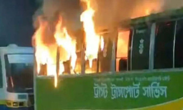 মধ্যরাতে পল্লবীতে ট্রাস্ট পরিবহনে আগুন