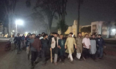 লাঠি হাতে রাকসু নেতাদের মহড়া, ছাত্রলীগ দেখলেই গণধোলাইয়ের ঘোষণা