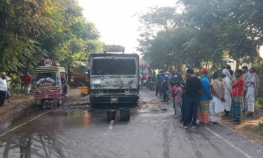 পদ্মা সেতুর দক্ষিণ প্রান্তে ককটেল বিস্ফোরণ ও ট্রাকে অগ্নিসংযোগ
