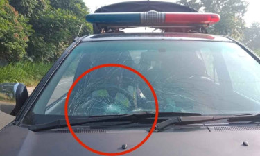 দুষ্কৃতকারীদের ছোড়া হাতবোমায় পুলিশের গাড়ি ক্ষতিগ্রস্ত