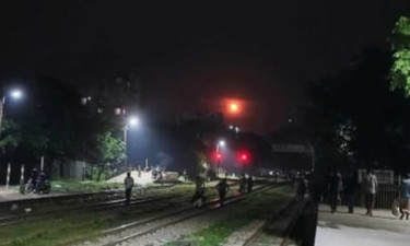 ব্রাহ্মণবাড়িয়ায় গভীর রাতে রেললাইনে আগুন