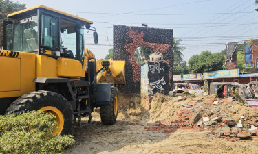 লকডাউনের প্রতিবাদে বুলডোজার দিয়ে মুজিব চত্বর গুড়িয়ে দিল ছাত্রজনতা