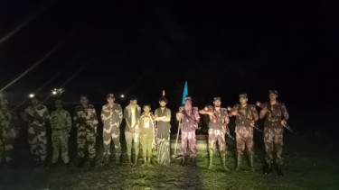 অবৈধ অনুপ্রবেশের দায়ে আটক ৩ বাংলাদেশিকে বিজিবির কাছে হস্তান্তর