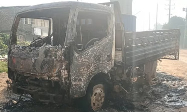 আশুলিয়ায় দাঁড়িয়ে থাকা পিকআপ ভ্যানে অগ্নিসংযোগ