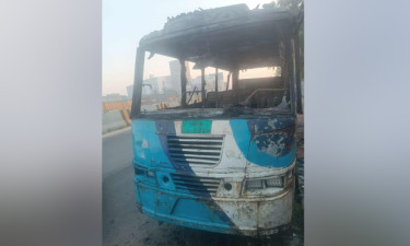 নারায়ণগঞ্জে যাত্রীবাহী বাসে অগ্নিসংযোগ