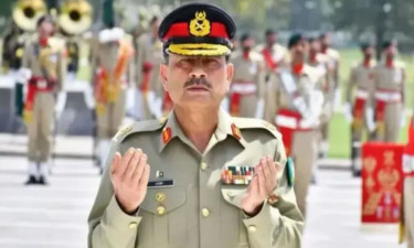 গ্রেপ্তার-বিচার থেকে আজীবন দায়মুক্তি পেলেন পাক সেনাপ্রধান