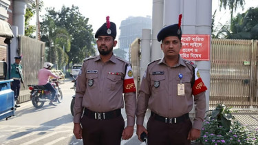 নতুন পোশাকে নেমেছে পুলিশ