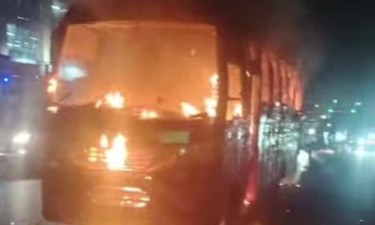 গাজীপুরে যাত্রীবাহী চলন্ত বাসে হঠাৎ আগুন