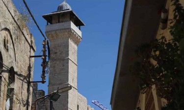 ইব্রাহিমি মসজিদ বন্ধ ঘোষণা এবং ফিলিস্তিনিদের ওপর কারফিউ জারি ইসরায়েলের