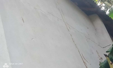 পীরগাছায় দাখিল মাদ্রাসার ভবনে ফাটল, ঝুঁকির মধ্যেই চলছে পাঠদান