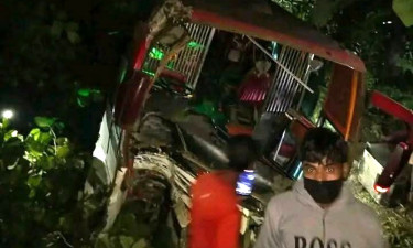 সীতাকুণ্ডে বাস-ট্রাকের মুখোমুখি সংঘর্ষ, নিহত ৪