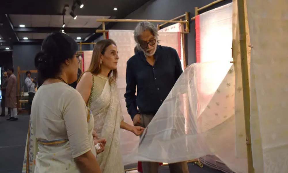প্রদর্শনীর একটি জামদানি খুঁটিয়ে খুঁটিয়ে দেখছেন সুনীতা কোহলি ও মুজফফর আলি